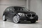 BMW 1 Serie 118 Panoramisch open Dak l Navi l Apple Carplay, Auto's, BMW, Voorwielaandrijving, Gebruikt, Zwart, Bedrijf