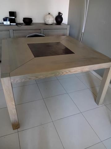 Houten tafel 140 x 140 beschikbaar voor biedingen