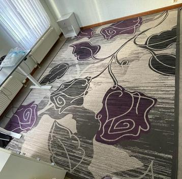 Groot tapijt met bloemen motief