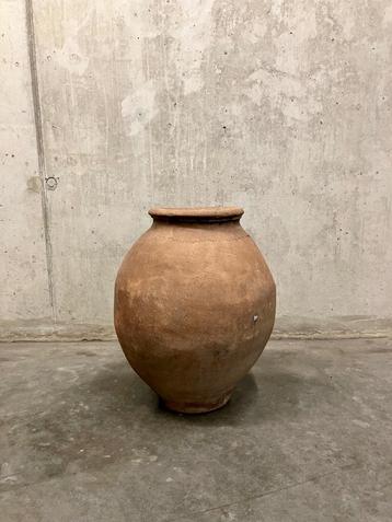 Oude terracotta wijn olijf kruik vaas pot beschikbaar voor biedingen