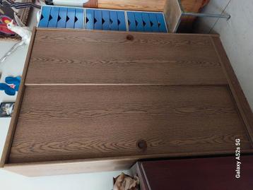 Houten kast beschikbaar voor biedingen