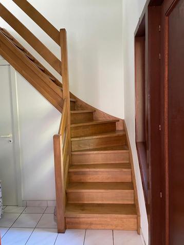 Binnentrap-hout(81w x 20h x 24d cm per trap) beschikbaar voor biedingen