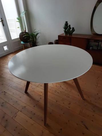 Mooie witte ronde eettafel met houten poten beschikbaar voor biedingen