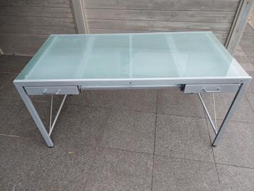 metalen bureau met glasplaat beschikbaar voor biedingen