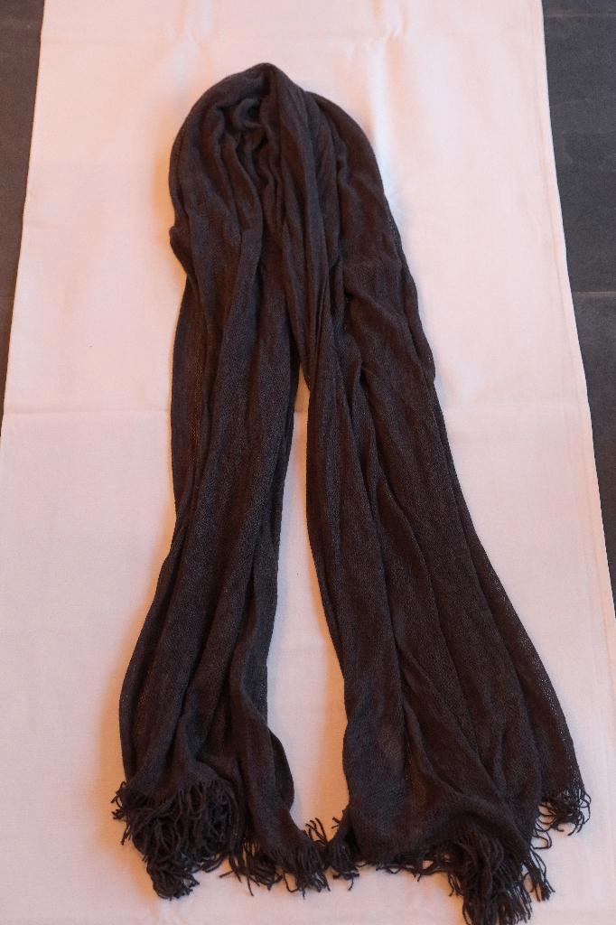 Lichtzwarte sjaal met franjes — eenvoudige stijl, Kleding | Dames, Mutsen, Sjaals en Handschoenen, Nieuw, Sjaal, Ophalen of Verzenden