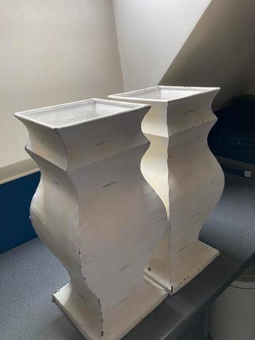 Mooie grote witte metalen vazen beschikbaar voor biedingen