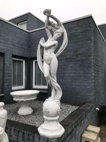 Mooi stenen tuinbeeld "the lady with the scarf" beschikbaar voor biedingen