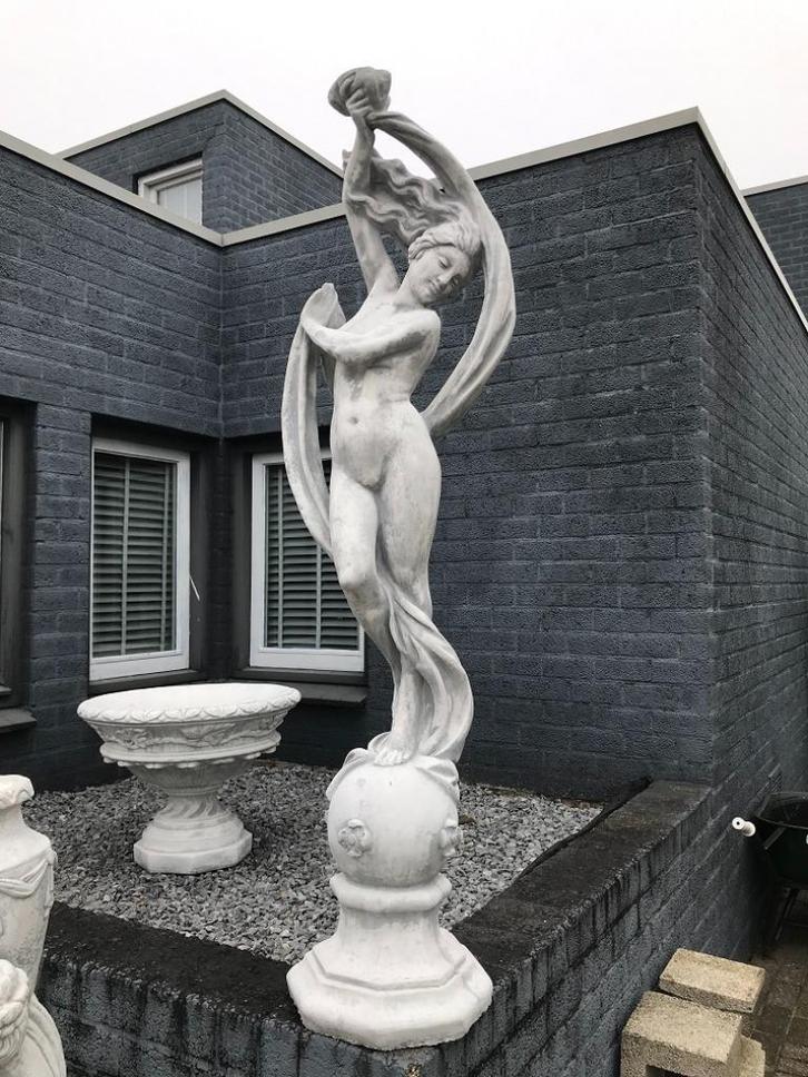 Belle statue de jardin en pierre « la dame au foulard », Jardin & Terrasse, Statues de jardin, Enlèvement ou Envoi