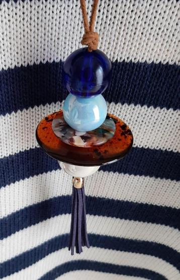 Te koop: Uniek! Mooie lange blauwe hanger voor op trui. beschikbaar voor biedingen