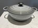 NIEUWE Le Creuset Marmite 26 cm French Grey, Gietijzer, Nieuw, Ophalen of Verzenden, Keramische plaat