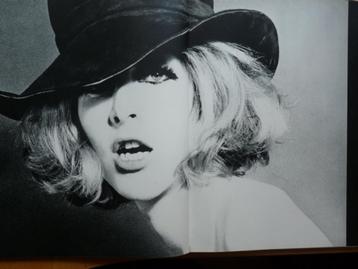 Foto's van Sam Haskins Cowboy Kate beschikbaar voor biedingen
