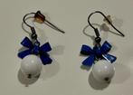 Oorbellen met witte kraal en blauwe strik, Handtassen en Accessoires, Oorbellen, Ophalen of Verzenden, Nieuw, Wit, Hangers