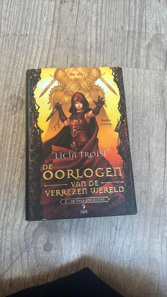 L. Troisi - De twee strijdsters, Boeken, Kinderboeken | Jeugd | 13 jaar en ouder, Zo goed als nieuw, Ophalen