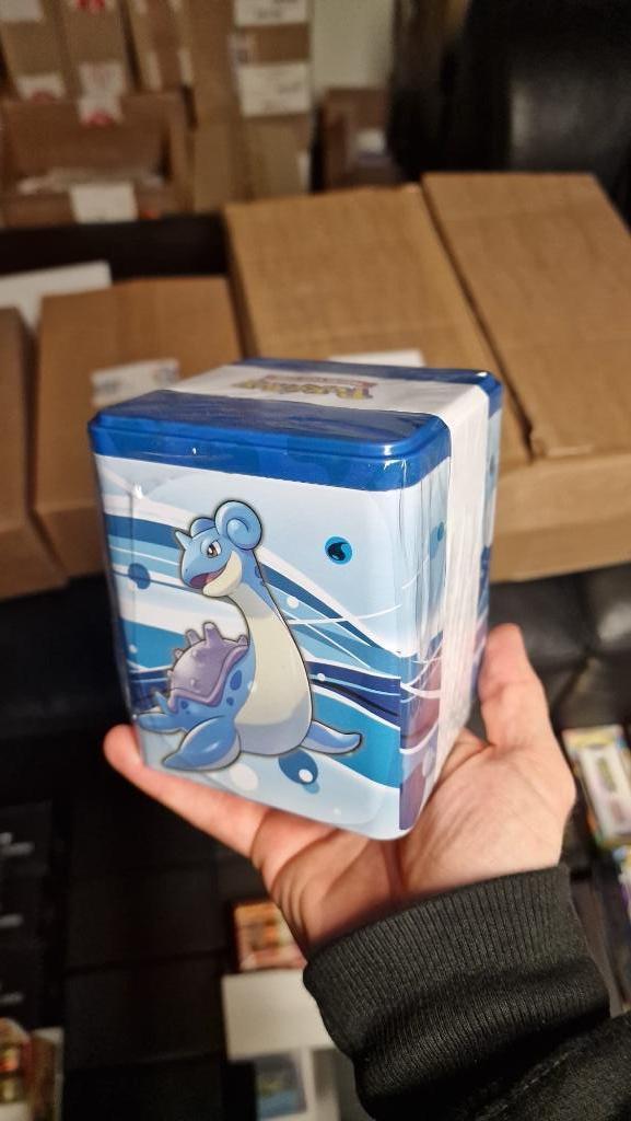 Stacking tins (Evolving Skies, Fusion Strike, Vivid Voltage), Hobby en Vrije tijd, Verzamelkaartspellen | Pokémon, Nieuw, Boosterbox