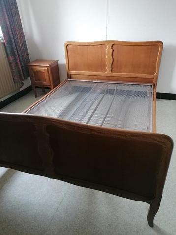 2pers bed + matras +nachtkastje beschikbaar voor biedingen