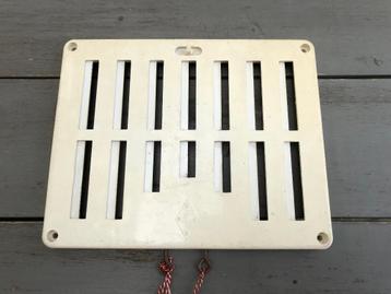 Vintage vergeelde witte uittrekbare ventilatieopening werkt  beschikbaar voor biedingen