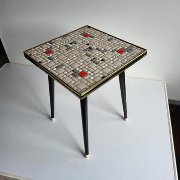 Vintage mid-century bijzettafeltje met mozaïek blad beschikbaar voor biedingen