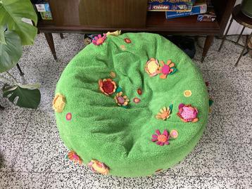 Pouf vert avec fleurs avec fleurs beschikbaar voor biedingen