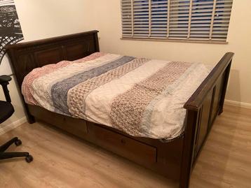 Gratis! Bed met kast en twee nachtkastjes