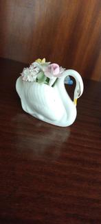 Bone China Porcelain Royal Doulton Swan with Flower Bouquet, Antiek en Kunst, Antiek | Porselein, Ophalen of Verzenden