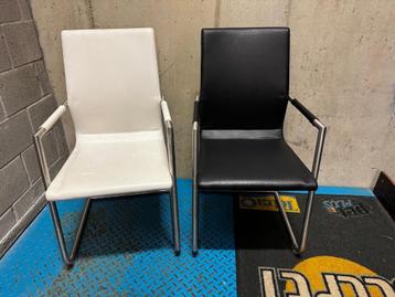 Strakke, moderne witte en zwarte eetkamer stoelen beschikbaar voor biedingen