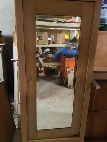 Kast met spiegel  beschikbaar voor biedingen
