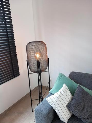 Staande lamp beschikbaar voor biedingen
