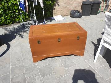 Grote kist bekleed met leder in goede staat beschikbaar voor biedingen