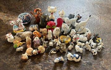  Lot van 50 kattenbeeldjes – porselein / keramiek – beschikbaar voor biedingen