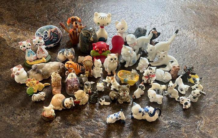 Lot van 50 kattenbeeldjes – porselein / keramiek –steen, Verzamelen, Beelden en Beeldjes, Zo goed als nieuw, Ophalen of Verzenden