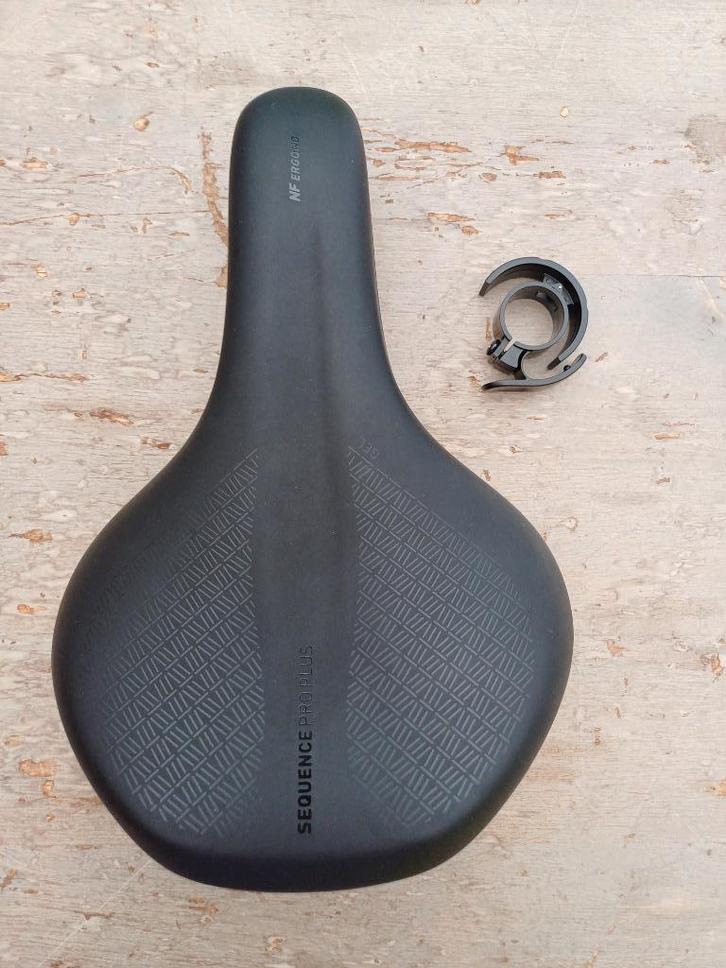 Fietszadel + fietsbel - nieuw, Fietsen en Brommers, Fietsaccessoires | Fietsbellen, Zo goed als nieuw, Ophalen of Verzenden