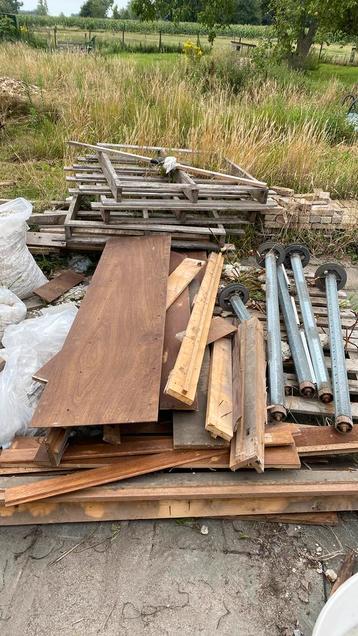 Gratis hout beschikbaar voor biedingen