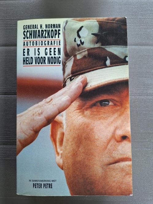 Er is geen held voor nodig - autobiografie, Livres, Guerre & Militaire, Comme neuf, Armée de terre, 1945 à nos jours, Enlèvement ou Envoi