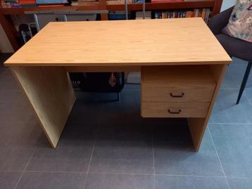 bureau met 2 lades beschikbaar voor biedingen