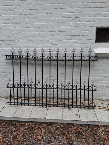 Smeedijzeren hekwerk met palen 540cm 3 delen beschikbaar voor biedingen
