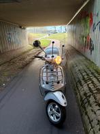 Vespa primavera, Fietsen en Brommers, Ophalen, Zo goed als nieuw