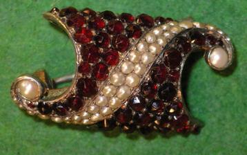 NAPOLEON III BROCHE „KUSSEN” GRANAATMATEN EN KRALEN beschikbaar voor biedingen
