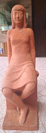 Sculpture Femme assise en terre cuite brut argile, Enlèvement ou Envoi