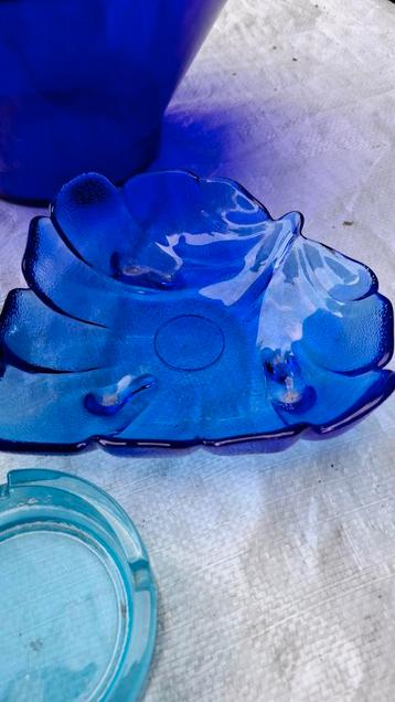 Partij blauw glas. beschikbaar voor biedingen