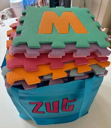 Speelmat puzzel letters en cijfers beschikbaar voor biedingen