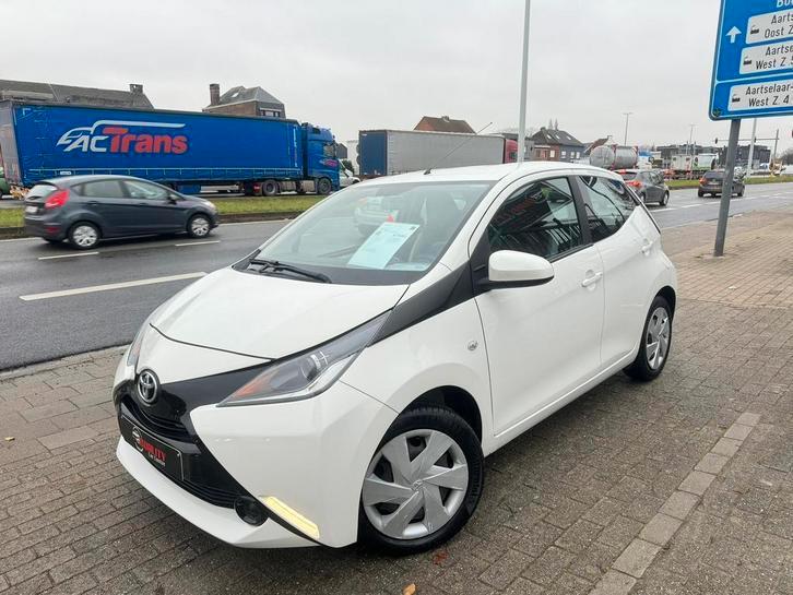 Toyota Aygo X-play 11/2015 069000km Camera Airco Cruise Full, Auto's, Toyota, Bedrijf, Te koop, Aygo, ABS, Achteruitrijcamera