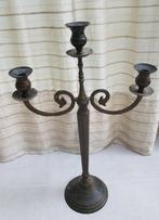 Hoge gepatineerde kandelaar in metaal., Huis en Inrichting, Ophalen of Verzenden, Metaal, Kandelaar