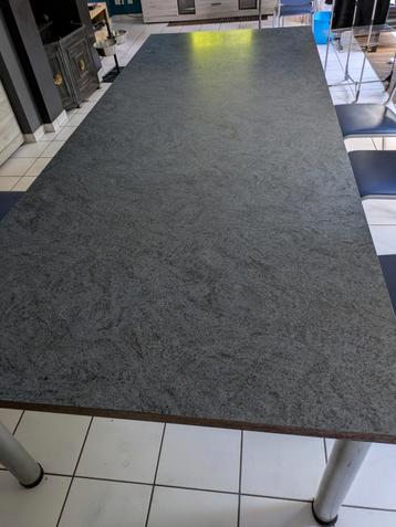 Tafel of werkblad beschikbaar voor biedingen