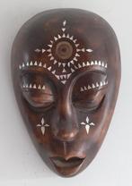 Joli masque africain incrusté de nacre, Enlèvement ou Envoi