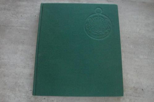 AMBTSKETENS VAN BURGEMEESTERS IN NEDERLAND, Boeken, Overige Boeken, Gelezen, Ophalen of Verzenden