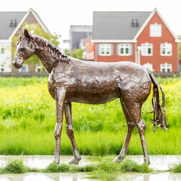 statue de cheval en métal  disponible aux enchères