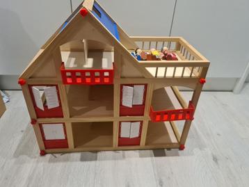 Houten poppenhuis met meubeltjes beschikbaar voor biedingen