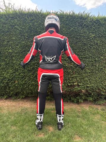 Motorpak met helm, laarzen en handschoenen beschikbaar voor biedingen