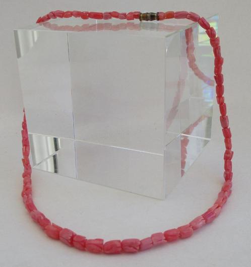 K5-A- Koraal Ketting -Tulp-Donker- 41½ cm. eind jaren '70, Handtassen en Accessoires, Kettingen, Nieuw, Steen of Mineraal, Roze