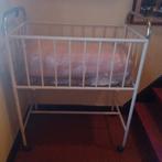 Anciens lits pour bébés originaux de l'ancien hôpital, Enlèvement